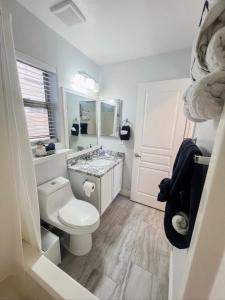 Un baño blanco con inodoro y lavabo. en Civic Centre, Compact Ste layout & Separate Entry, en Gilbert