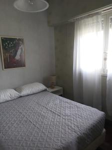 a bedroom with a bed and a window at Casa En Punta Mogotes in Mar del Plata