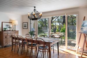 een eetkamer met een houten tafel en stoelen bij Casa Adagio in Daylesford