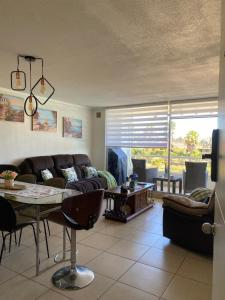 a living room with a couch and a table at Disfruta en Familia! in Algarrobo