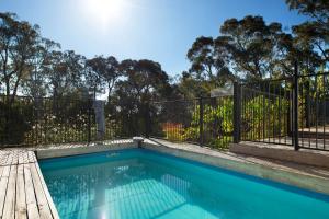 een zwembad naast een hek met een hek bij Casa Adagio in Daylesford