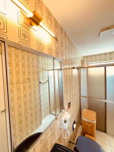 a bathroom with a shower and a toilet in it at AP localização é tudo Pitangueiras in Guarujá