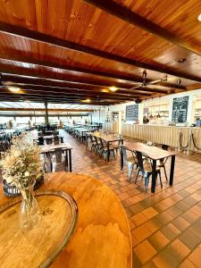ein Restaurant mit Holztischen und -stühlen und eine Cafeteria in der Unterkunft Eaglehawk Park Canberra in Canberra