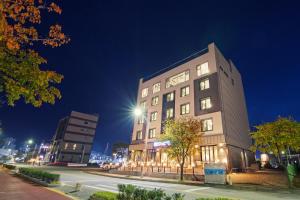 ソクチョにあるSokcho Doo Hotelの夜の街路にある建物