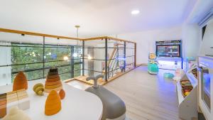 Una habitación infantil con una sala de juegos con juguetes. en Yeosu Sea&Blue Family Pension, en Yeosu