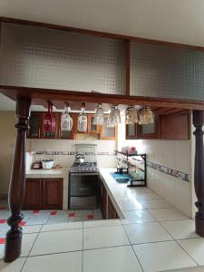 プーノにあるDepartamento entero en Punoの大きなキッチン(木製キャビネット、電化製品付)