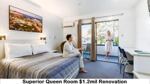 Ένα ή περισσότερα κρεβάτια σε δωμάτιο στο Aaron Motel