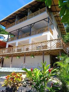 a building with a balcony next to a pool at La Brisa del Mar in Bastimentos