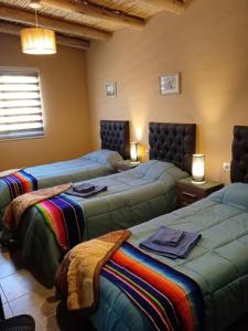 El PeñónにあるParador Diaguitaのベッドルーム1室(毛布付きのベッド2台付)