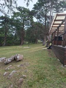 un gros rocher assis à côté d'une maison dans l'établissement NuestroSueño, à Villa Serrana