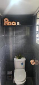にあるBula Bliss Oneva Villaのタイル張りの壁のバスルーム(白いトイレ付) +17枚の写真