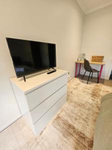 Μια τηλεόραση ή/και κέντρο ψυχαγωγίας στο Private Ensuite - Homestay near the Airport