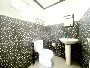 ein Badezimmer mit Toilette und Waschbecken in der Unterkunft Mariah Guest House in Port Barton + 59 Fotos