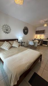 En eller flere senge i et værelse på Dpto Cabildo temporario con cochera incluida