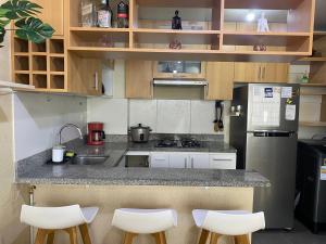 een keuken met een aanrecht met een wastafel en een koelkast bij Departamento moderno con buena ubicación in Lima