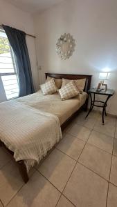 En eller flere senge i et værelse på Dpto Cabildo temporario con cochera incluida