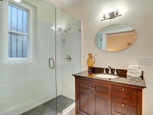 Ένα μπάνιο στο Liberty Street Retreat +21 φωτογραφίες