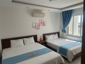 Postel nebo postele na pokoji v ubytování Grand Ireland hotel