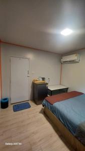 Postel nebo postele na pokoji v ubytování Chalee Guest House
