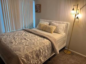 ファーミントン・ヒルズにあるModern 1BR Porchlight retreatのベッドルーム1室(白いベッドカバー付)