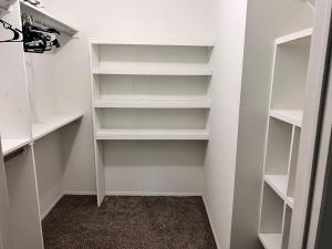 ファーミントン・ヒルズにあるModern 1BR Porchlight retreatの白い棚付きの白いクローゼット