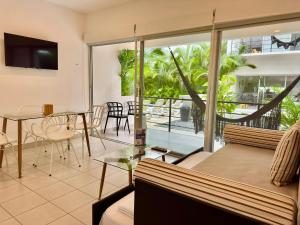 a living room with a couch and a table at Papaya Condo Acapulco Diamante -Solo Adultos in Acapulco