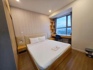 a small room with a bed and a window at 天空逸寓 in Ho Chi Minh City +20 photos