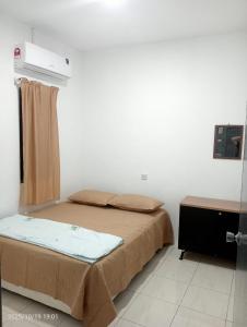 Un pat sau paturi într-o cameră la Homestay Atok 1 Mus'lim Only
