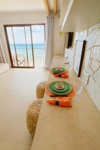 a dining room with a table with a view of the ocean at Apartamento no Falésias de Pipa - Veleiros 212 in Pipa