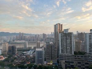 - une vue sur une ville avec de grands bâtiments dans l'établissement 重庆山川的民宿, à Chongqing 13 autres photos