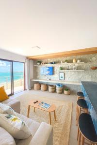 a living room with a couch and a table at Apartamento no Falésias de Pipa - Veleiros 212 in Pipa