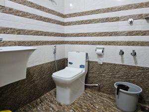 a bathroom with a toilet and a sink at Guruvayur Nest Homestay in Guruvāyūr