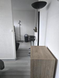 une chambre avec une table et deux tabourets dans l'établissement Le Stud, à Belfort