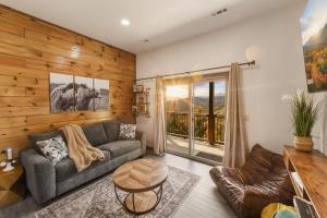 セバービルにあるUnobstructed Panoramic Mountain Viewsのソファとテーブルのあるリビングルーム