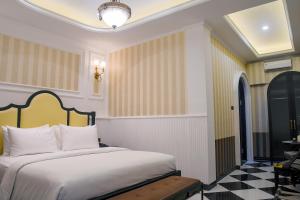 にあるSwiss-Belexpress Paluのチェックフロアのベッドルーム1室(ベッド1台付) +15枚の写真