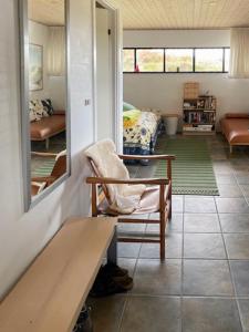 Posezení v ubytování Summerhouse By The Heath Near The North Sea