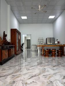 にあるBảo Bối Garden Houseの天井ファンと大理石の床のある広い部屋