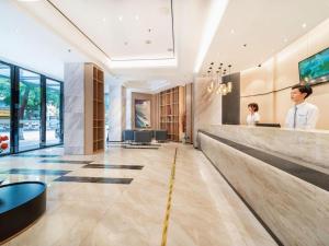 a lobby of a hotel with a reception counter at City Comfort Inn Zhongshan Lihe Square Walmart Branch in Zhongshan