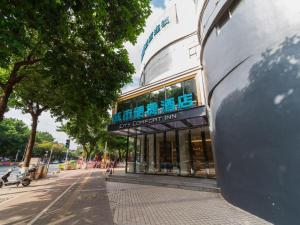 a building with a sign on the side of a street at City Comfort Inn Zhongshan Lihe Square Walmart Branch in Zhongshan