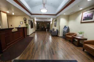 un vestíbulo de un hospital con sillas y una sala de espera en Stay USA Hotel and Suites, en Hot Springs 17 fotos más
