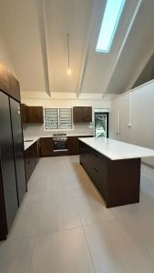 een grote keuken met een groot eiland in het midden bij Experience beachfront tranquility at Vuda in Lautoka