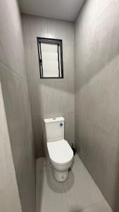 een kleine badkamer met een toilet en een raam bij Experience beachfront tranquility at Vuda in Lautoka +3 foto's