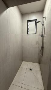 een badkamer met een douche en een raam bij Experience beachfront tranquility at Vuda in Lautoka