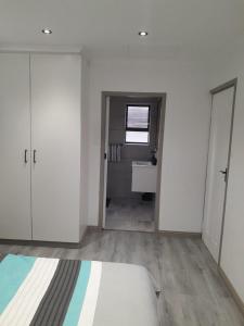 En eller flere senge i et værelse på Suite Serenity