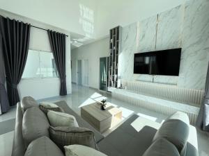 TV a/nebo společenská místnost v ubytování Serene Wynn Villa Sansai
