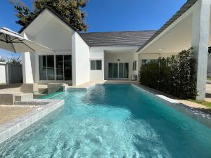 Bazén v ubytování Serene Wynn Villa Sansai nebo v jeho okolí