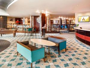Χώρος καθιστικού στο Mercure Chester Abbots Well Hotel