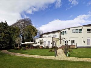 Κήπος έξω από το Mercure Chester Abbots Well Hotel