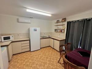 Η κουζίνα ή μικρή κουζίνα στο Kondinin Hotel Motel +4 φωτογραφίες