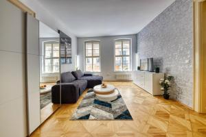 uma sala de estar com um sofá e uma mesa em The Triple Suite For Large Group em Bratislava